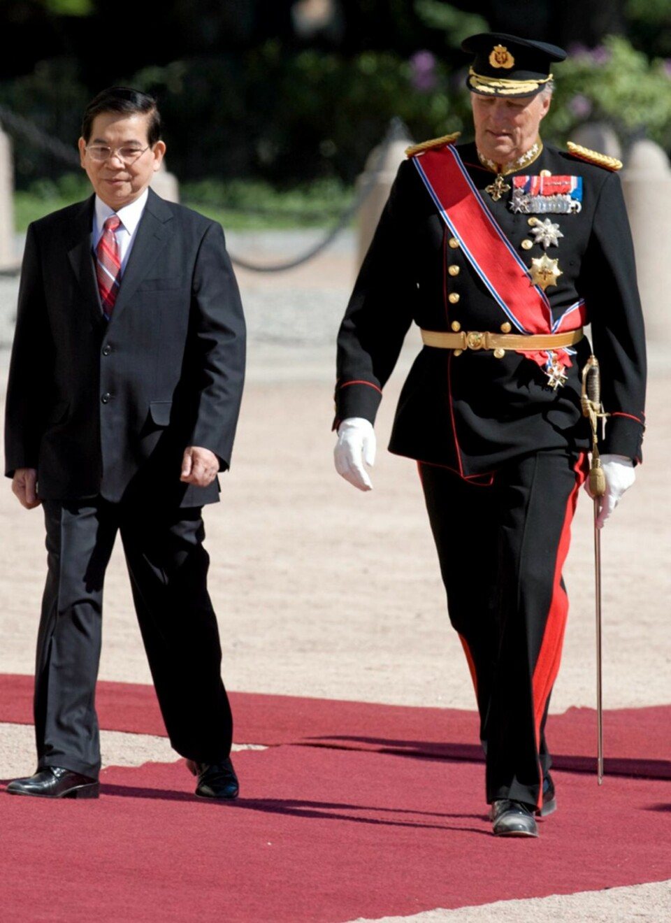 PÅ RØD LØPER: Den vietnamesiske presidenten Nguyen Minh Triet fikk en verdig mottakelse av kong Harald onsdag