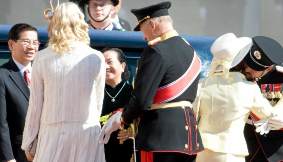 CELEBERT BESØK: Kongefamilien ønsket det vietnamesiske presidenparet velkommen på Slottsplassen onsdag.