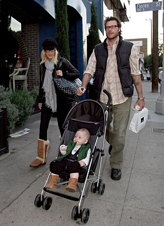 Tori SPelling med mannen Dean og sønnen Liam Tori SPelling med mannen Dean og sønnen Liam