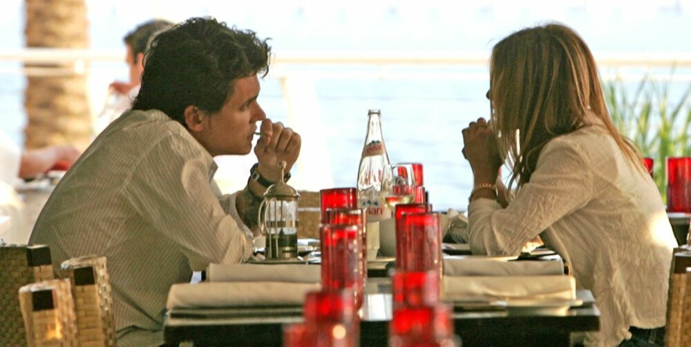 PÅ DATE: Jennifer og John nyter et måltid, og hverandre