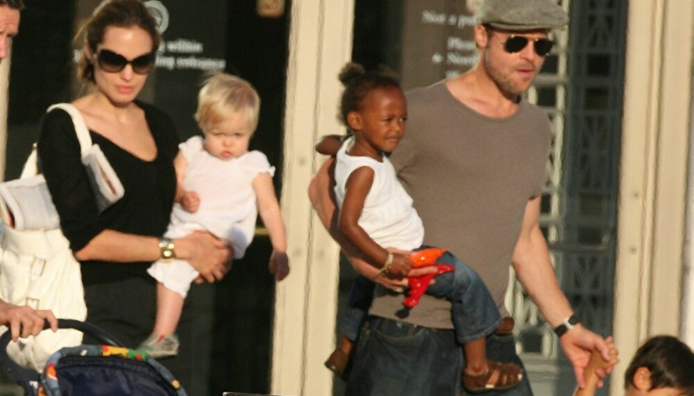 Angelina Jolie og Brad Pitt med barna