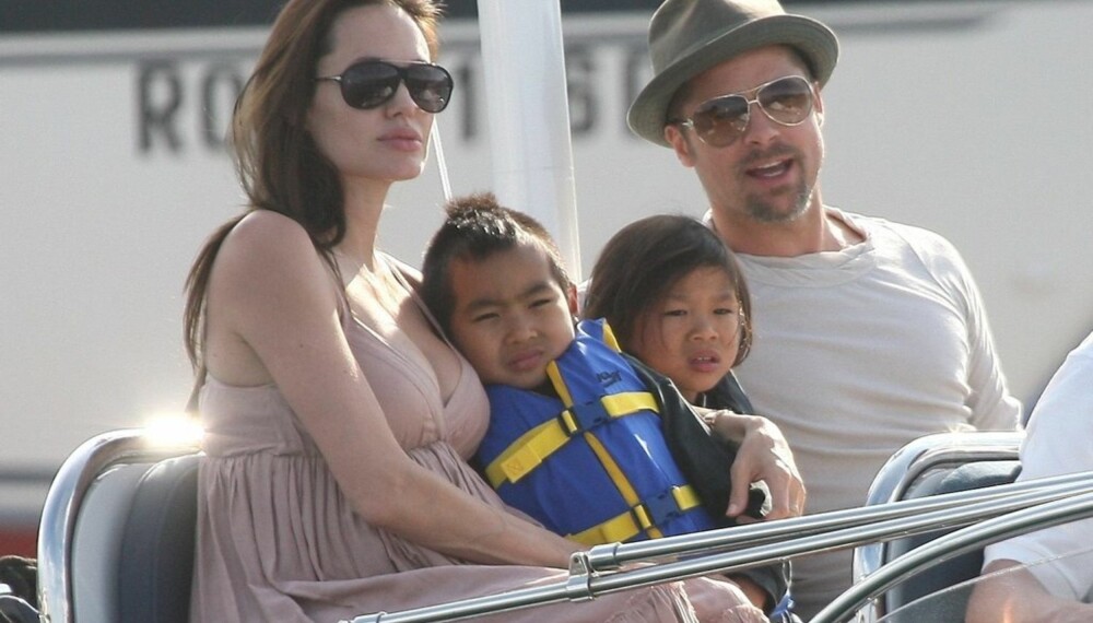 Angelina Jolie og Brad Pitt med sønnene Maddox og Pax Angelina Jolie og Brad Pitt med sønnene Maddox og Pax