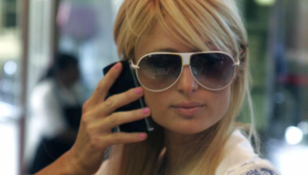 Paris Hilton i med store, hvite solbriller