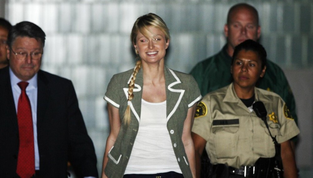 Paris Hilton eskorteres ut av fengsel
