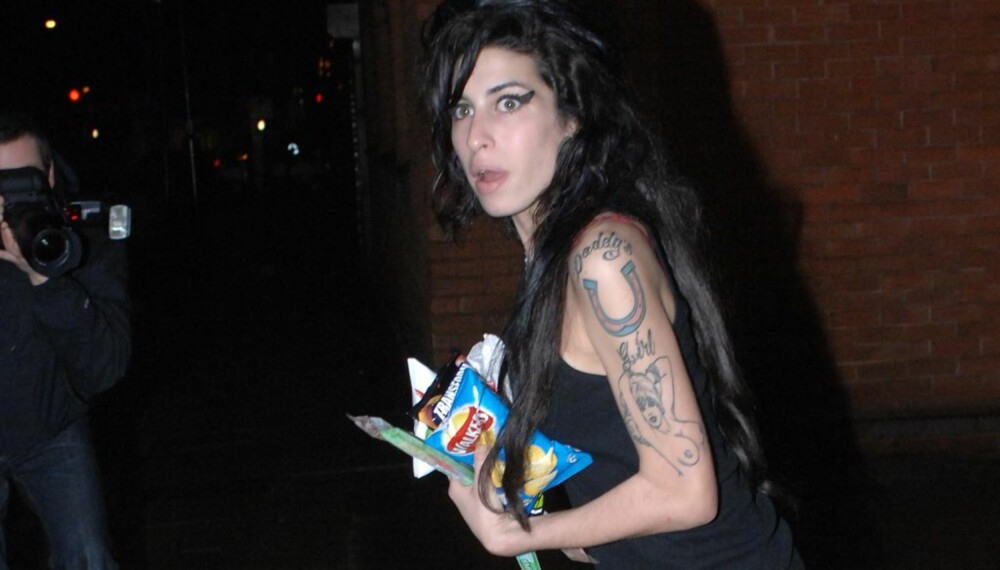 Amy Winehouse på vei til sin ektemann i fengselet