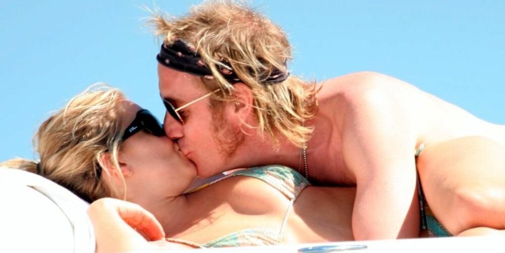 I LYKKELIGE TIDER: Sienna Miller og Rhys Ifans viste sin kjærlighet på ferie tidligere i år