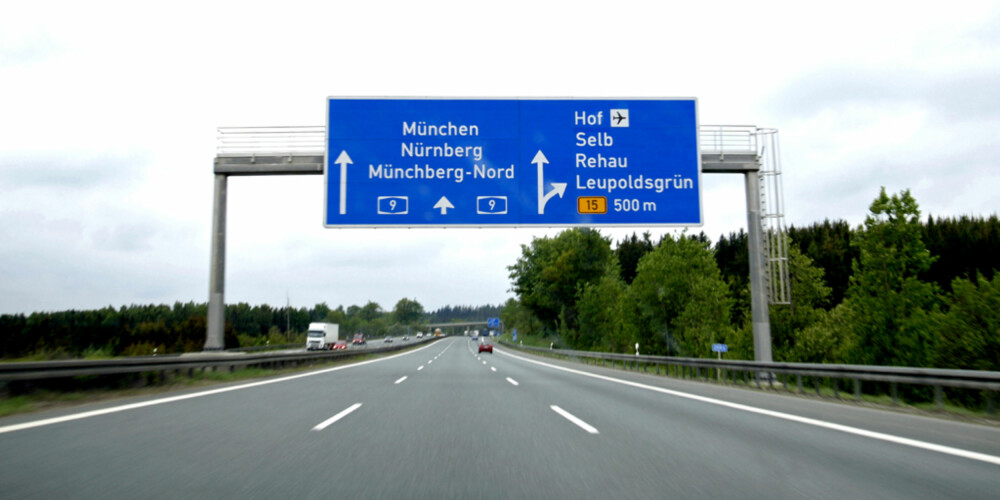 Det er intet mindre enn en drøm å kjøre på Autobahn. Venstrefeltet brukes til det det er laget for - forbikjøringer.