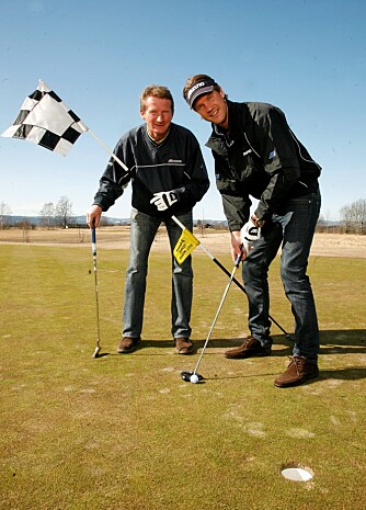 HJEMMEGOLF: Det var Stigs idé å lage golfbane på gården. Her sammen med pappa Arild.