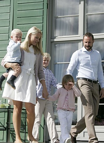 Kronprinsfamilien avbildes på trappen på Skaugum Kronprinsfamilien avbildes på trappen på Skaugum