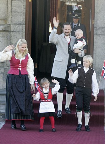 Mette-Marit og Haakon med barna Sverre Magnus, Ingrid Alexandra og Marius