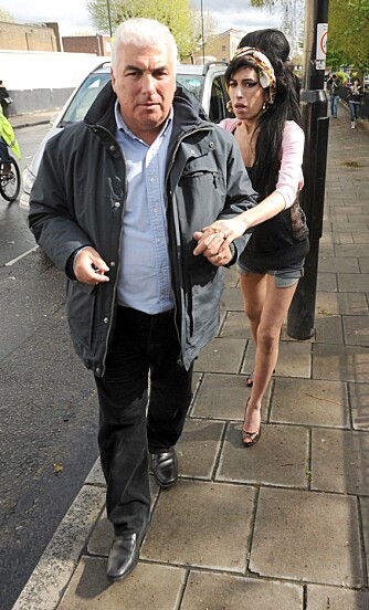 FRYKTER FOR DATTEREN: Mitch Winehouse frykter for datteren Amys liv etter at hun fikk diagnosen lungeemfysem. FRYKTER FOR DATTEREN: Mitch Winehouse frykter for datteren Amys liv etter at hun fikk diagnosen lungeemfysem.