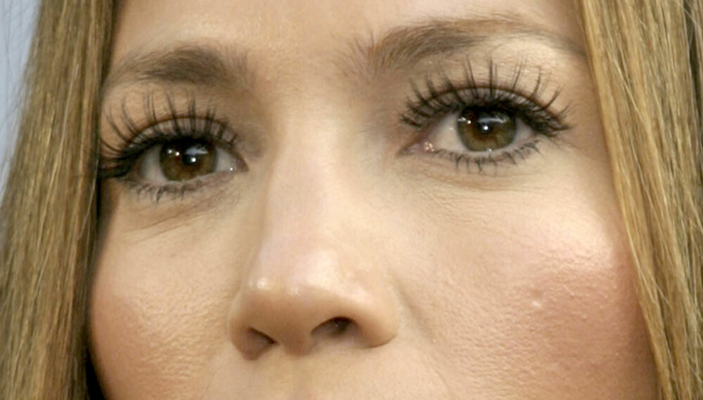 KLART BLIKK: Jennifer Lopez bruker mer enn gjerne falske øyevipper.