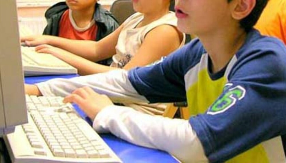 Gutters første møte med porno skjer ofte sammen med andre, og gjerne på skolenes datamaskiner. (Illustrasjonsfoto)