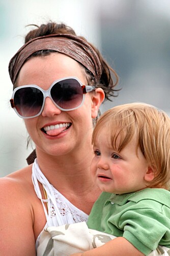 GRUNN TIL Å SMILE: Britney Spears får igjen ha barna over natten. Her med yngstemann Jayden James.