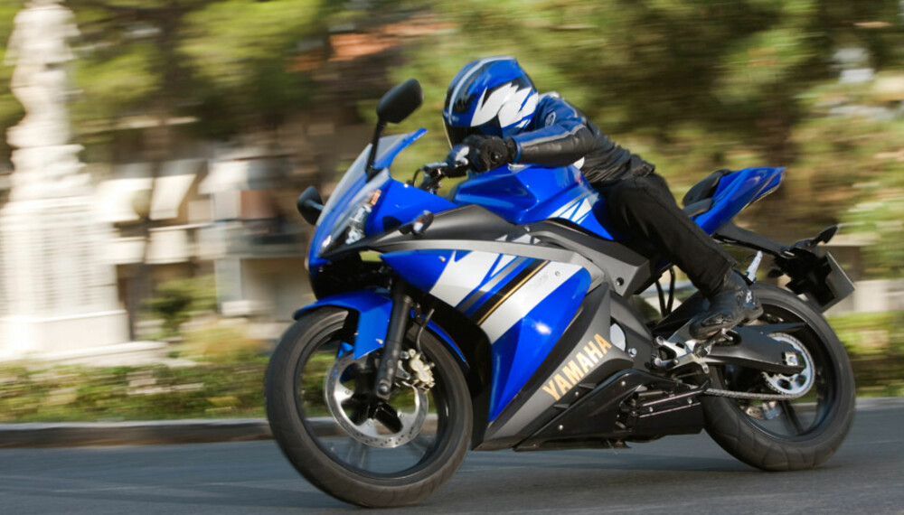 Du kan få fart og spenning også med lett motorsykkel. Årsnyheten Yamaha YZF-R125 er den mest solgte så langt i år. Prislappen på 50 000 kroner skremmer ikke.