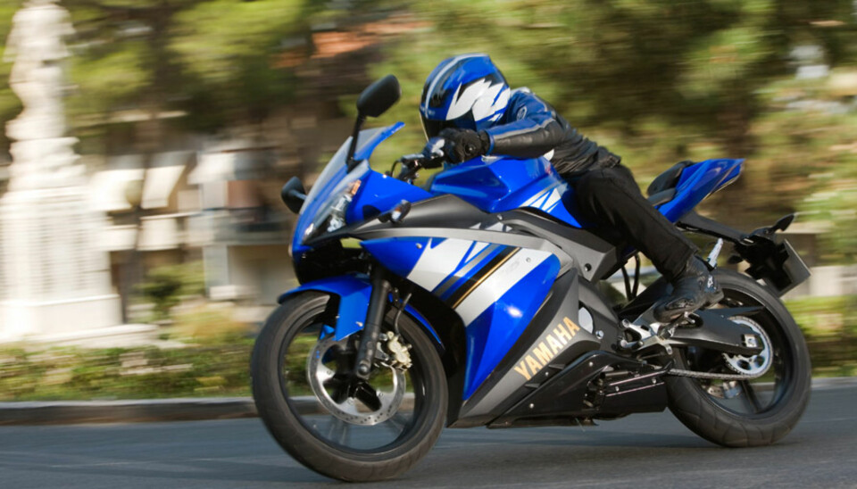 Du kan få fart og spenning også med lett motorsykkel. Årsnyheten Yamaha YZF-R125 er den mest solgte så langt i år. Prislappen på 50 000 kroner skremmer ikke.