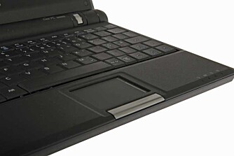 Tastaturet på Eee PC er ikke stort. Har du svære arbeidshender kan du nok glemme å skrive touch. Har du derimot noen lunde normale pølsefingre, kan du nok klare å skrive relativt raskt på PC-en.