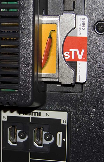 CAM: CAM og programkort puttes inn på baksiden av TV-en, og dermed har du tilgang til de krypterte kanalene fra RiksTV.