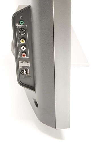 En HDMI-port på siden av TV-en gjør det lettere å koble til/fre enheter som bruker HDMI. En HDMI-port på siden av TV-en gjør det lettere å koble til/fre enheter som bruker HDMI.