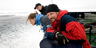 SER ETTER HVAL: Kronprins Frederik, kronprins Haakon og kronprinsesse Victoria fikk se hvithval under oppholdet på Svalbard