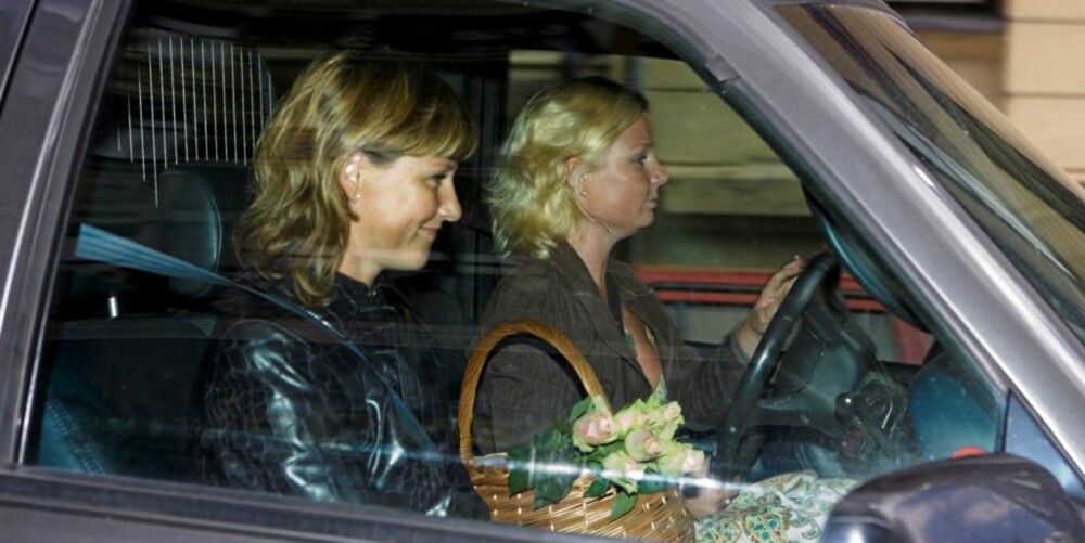 BAKVEIEN: Prinsesse Märtha Louise og Elisabeth Samnøy tok bakveien etter første skoledag på Engleskolen i fjor høst. BAKVEIEN: Prinsesse Märtha Louise og Elisabeth Samnøy tok bakveien etter første skoledag på Engleskolen i fjor høst.