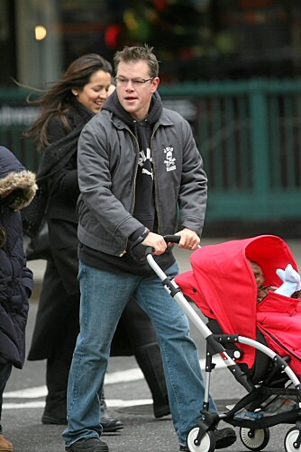 VIKTIG ROLLE: Matt Damon tar papparollen seriøst. Her med datteren Isabella.