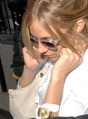ROLEX: Sienna Miller passer tiden med en diger gull Rolex på armen.