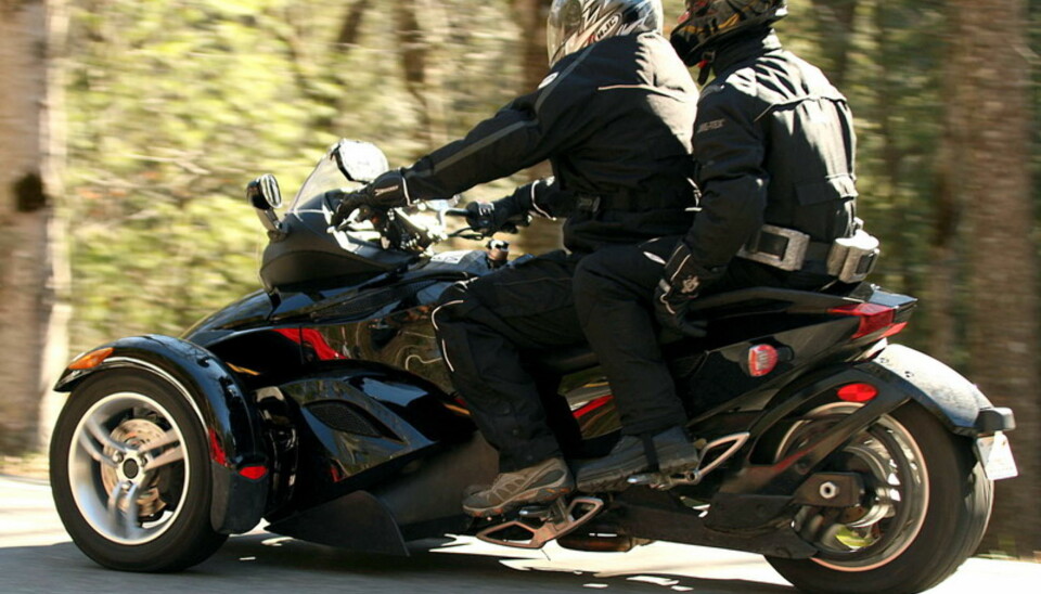 Bombardier tester ut en trehjulsmotorsykkel med to hjul foran og en tusenkubikks V-twin på 130 hk som driver bakhjulet. Foto: Automedia