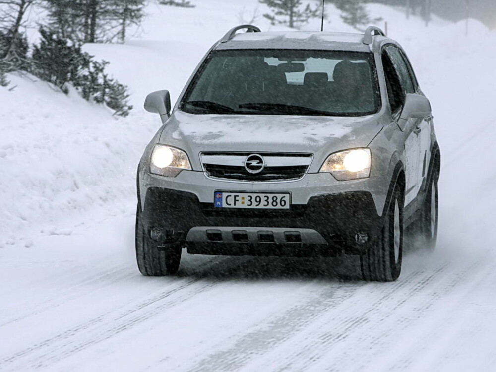 MEN: Opel Antara har ikke problemer med snøføre. Sjåføren, derimot, kan ofte feilberegne. MEN: Opel Antara har ikke problemer med snøføre. Sjåføren, derimot, kan ofte feilberegne.