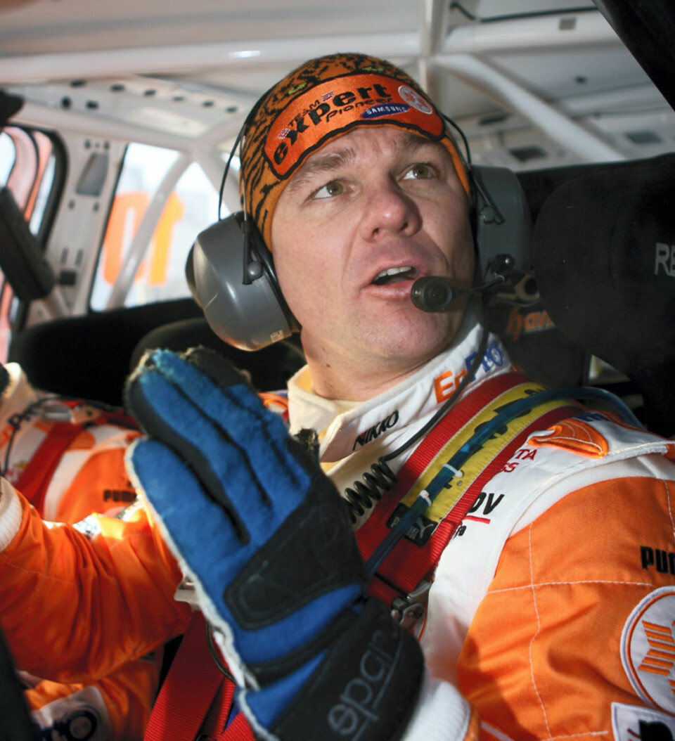 Ikke vet vi hva Henning Solberg viser størrelsen på her, men det kreves i hvert fall store bjeller for å forsere skau i de hastighetene vi vil se under Rally Norway. Foto: Stobart Archive