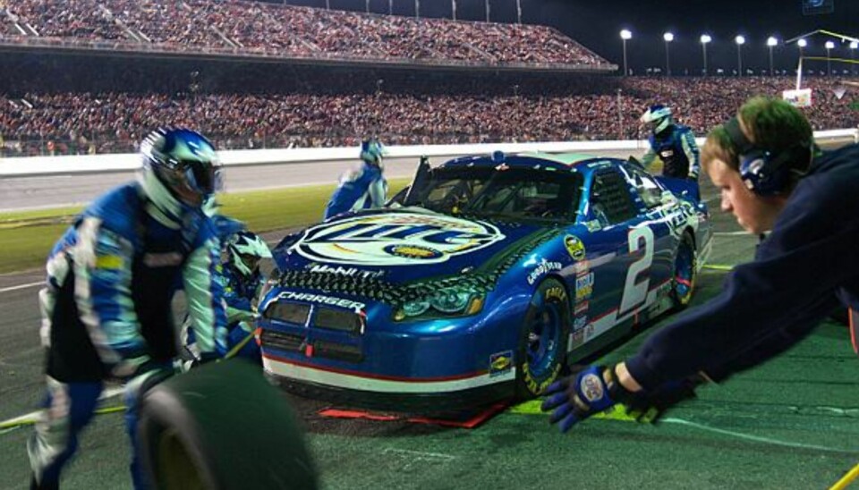 Kurt Busch er inne til et hektisk pit-stop etter at solen har gått ned. (Foto: Sutton)