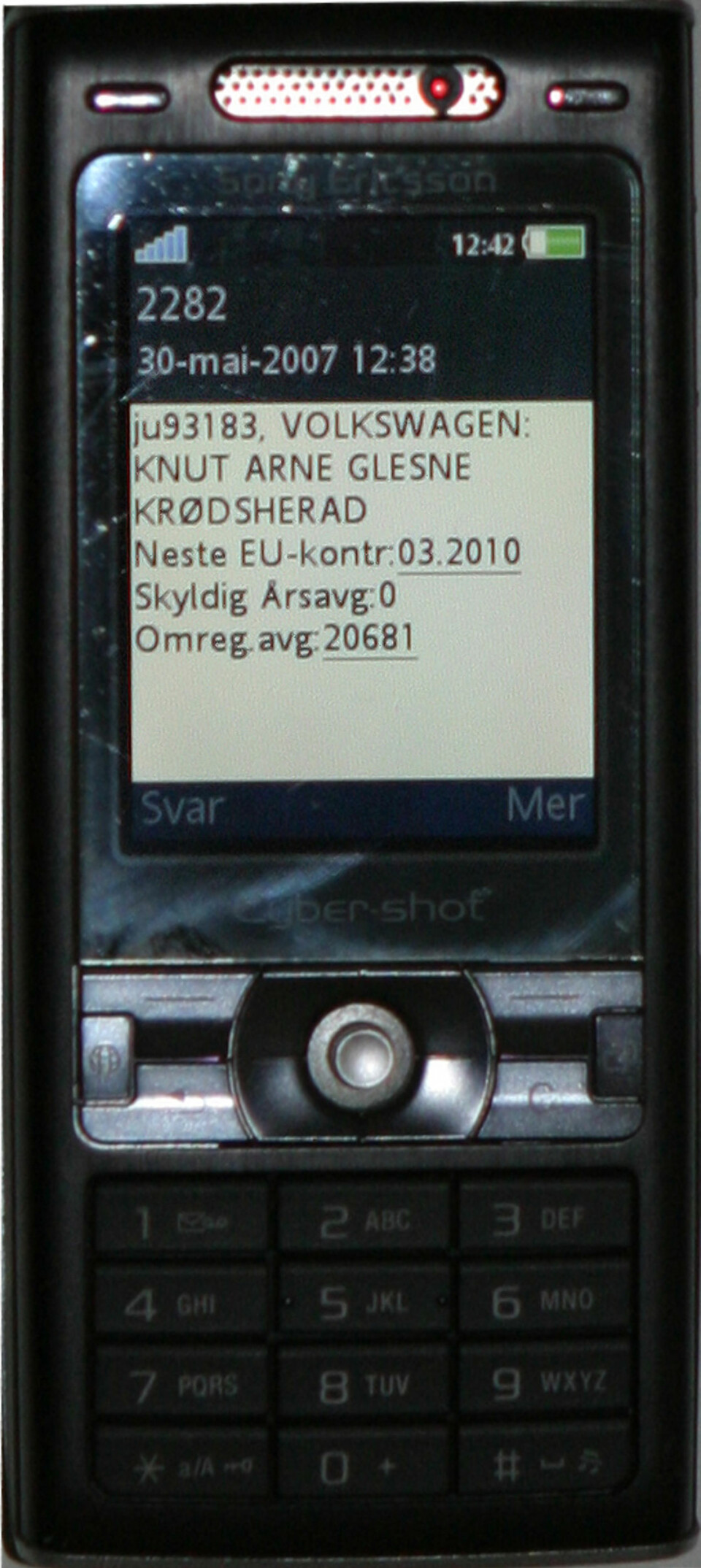Informasjon om en bils eier, bostedskommune, neste EU-kontroll, skyldig årsavgift og pris på omregistrering er nå bare en SMS unna. Foto: Knut Arne Glesne