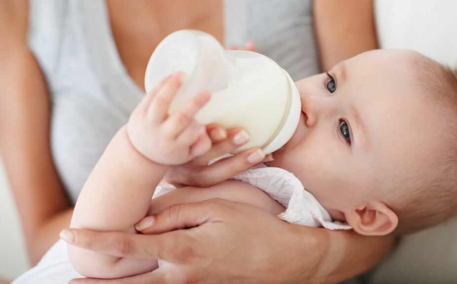 MELKEPROTEINALLERGI HOS BABY: Mistenker du at babyen din er allergisk mot kumelkprotein? Melkeproteinallergi er den vanligste allergien blant små barn.
