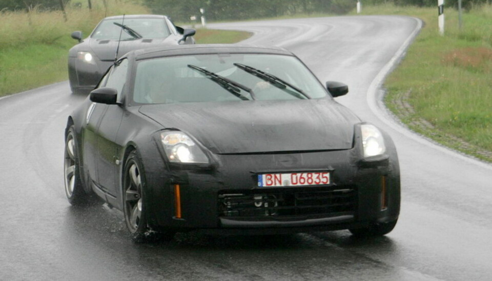 Nissan kjører rundt med en 350Z-liknende bil, og tester den mot dagens 350Z og en Porsche Cayman S. Foto: Automedia