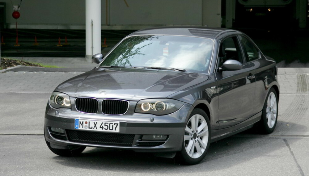 Bilen er kompakt og lett, og en herlig basis for en ordentlig kjøreglad coupé. Foto: Automedia Bilen er kompakt og lett, og en herlig basis for en ordentlig kjøreglad coupé. Foto: Automedia
