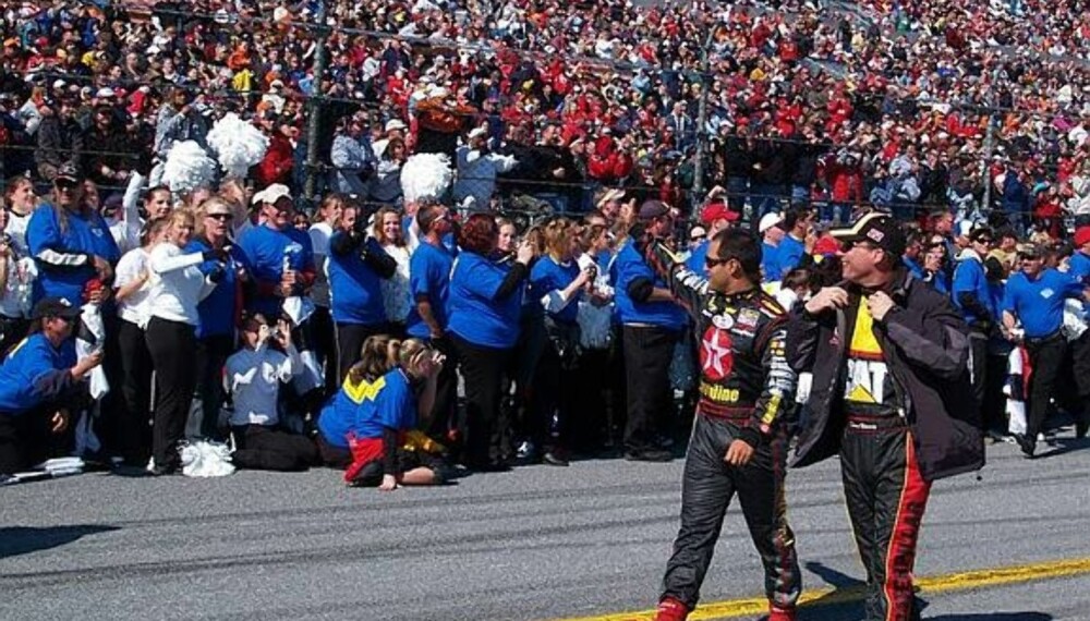 Montoya er en populær fører i NASCAR. (Foto: Sutton)