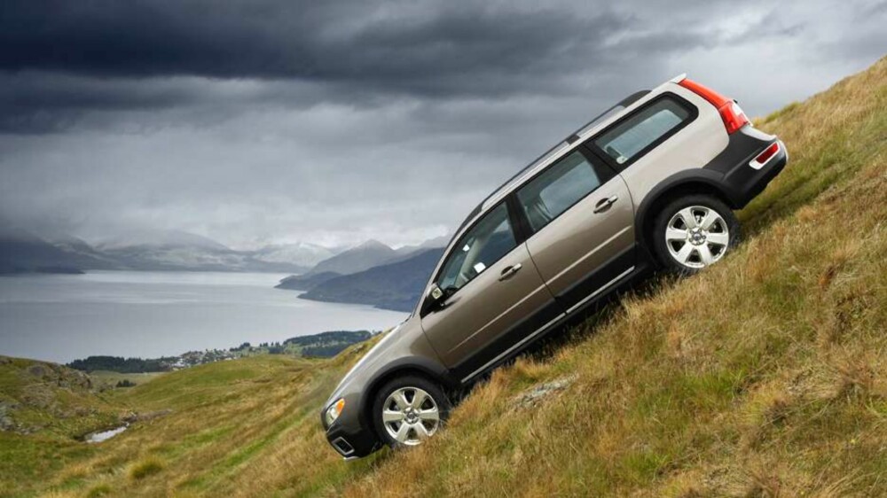 BRATT: Normalt sett har Volvo XC70 lite å by på utenfor allfarvei, men hva gjør man ikke for fotografen. 