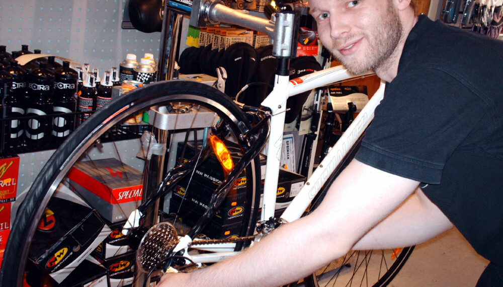 Stig Harald Moen hos Oslo Sykkelverksted må ofte skru på andres sykler på grunn av dårlig vedlikehold.