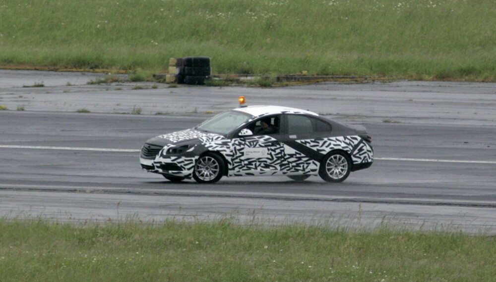 Neste generasjon Vectra får en mer coupéaktig profil enn dagens modell. Foto: Automedia Neste generasjon Vectra får en mer coupéaktig profil enn dagens modell. Foto: Automedia
