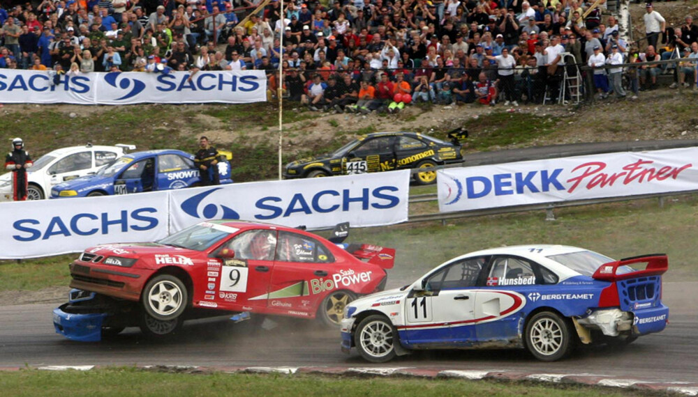 Rallycross er alltid dramatisk. Her er det Per Eklund som kolliderer med Frode Holte, mens Ludvig Hunsbedt er rett bak. (foto: rallycross.info)