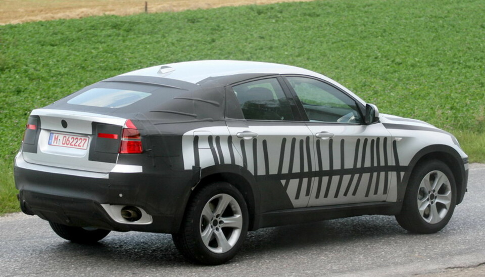 X6 får en sterk coupéprofil med dårlig plass bak som resultat. Foto: Automedia