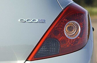 Det eneste som viser at vi  har en litt annerledes bil er emblemet bak  ecoFlex. Dette er riktig nok en fellesbetegnelse på de av bilene deres som er mer miljøvennlig, uavhengig av teknologi som er benyttet.