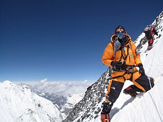 Bjørn Arne i toppen av Lhotseveggen, ca. 7900 m.o.h. Utsikten er formidabel og været strålende.