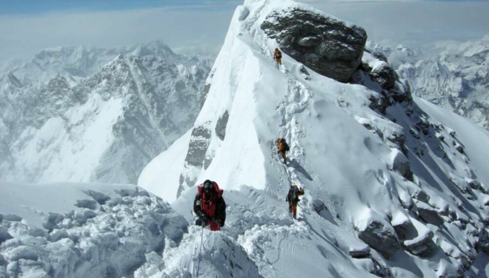 Den stupbratte toppeggen mellom Sydtoppen (i bakgrunnen) og bunnen av det berømte Hillary Step. Det er 3000 m ned til Tibet (t.v.) og 2500 m ned til Nepal. 8800 meter - og nesten fremme. Foto: Ekspedisjon Everest 2007