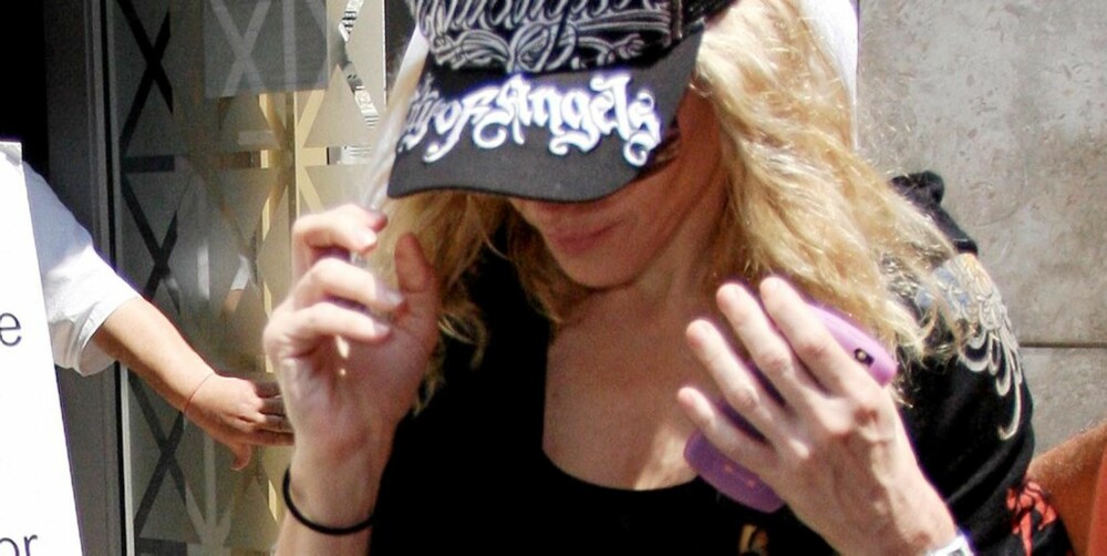 INGEN RING: Madonna uten giftering utenfor Kabbalah-senteret i New York sist lørdag.