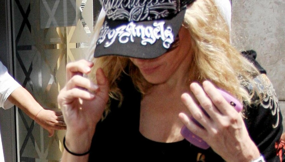 INGEN RING: Madonna uten giftering utenfor Kabbalah-senteret i New York sist lørdag.
