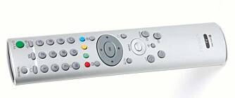 Fjernkontrollen til Sony KDL-20S2030 er enkel og oversiktlig. Fjernkontrollen til Sony KDL-20S2030 er enkel og oversiktlig.