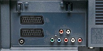 I tillegg til HDMI-inngangen finner du også komponent-inngang og 2 SCART-kontakter bakpå TV-en.
