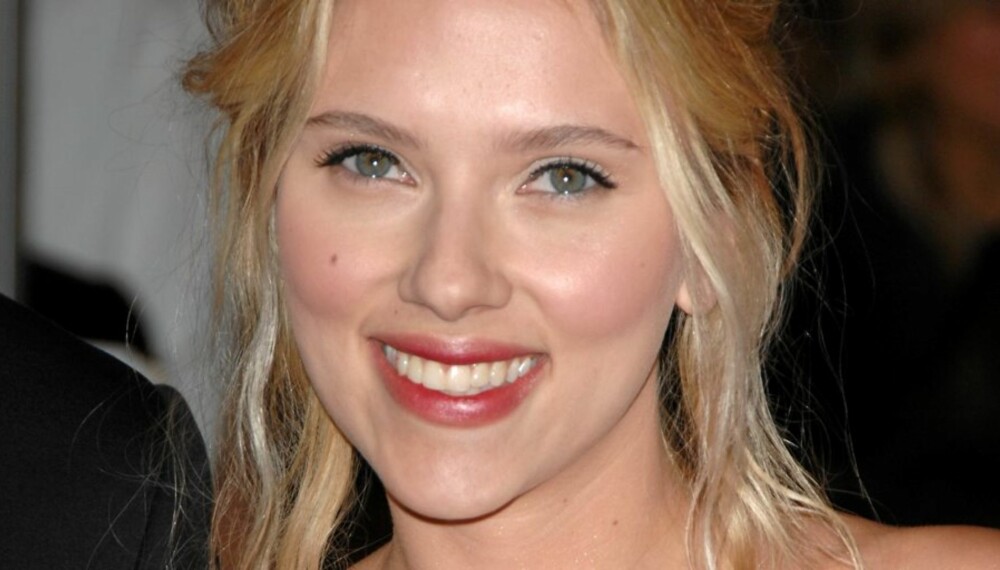 FRISK: Scarlett Johansson har en sommerlig og frisk make-up.