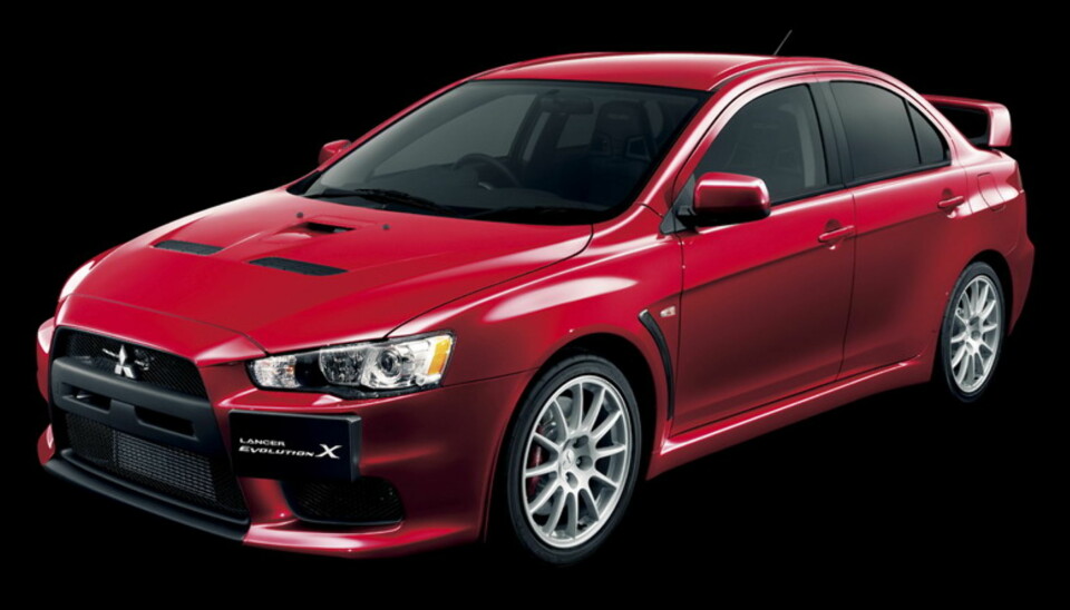 Masser av lufteslisser, brede skjermer, dype sideskjørt og en markant hekkvinge bidrar til at du ikke forveksler en EVO X med en vanlig Lancer.